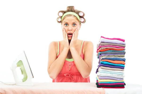 Triste casalinga stiratura lavanderia — Foto Stock