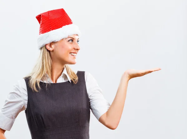 Santa vrouw presenteren iets — Stockfoto