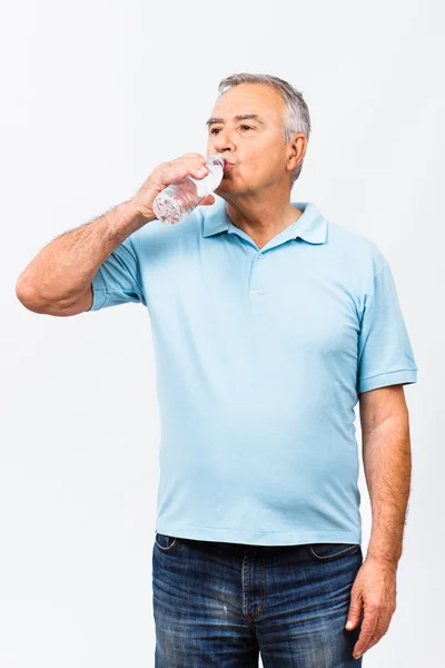 Старший мужчина питьевая вода — стоковое фото