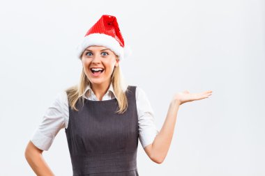 Santa kadın bir şeyler gösteriyor