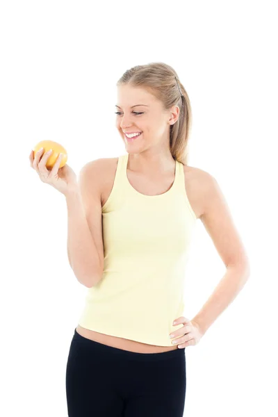 Giovane donna che tiene frutta grassa — Foto Stock