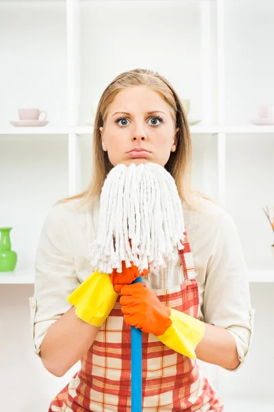 Jonge huisvrouw met mop — Stockfoto