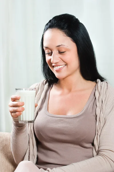 Νεαρή γυναίκα που πίνει γάλα — Φωτογραφία Αρχείου