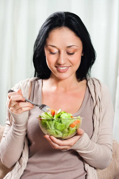 Salata yiyen genç kadın. — Stok fotoğraf