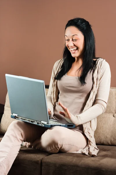 Jovem mulher com laptop — Fotografia de Stock