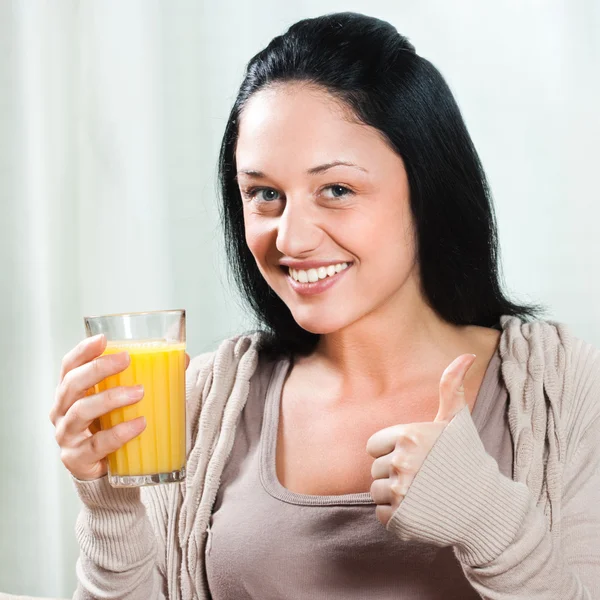 Jonge vrouw drinkt sap — Stockfoto