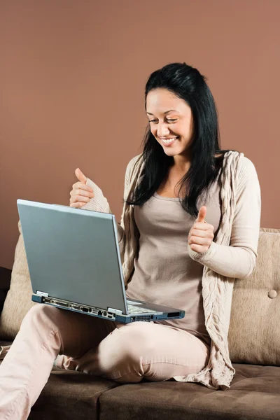 Mujer joven con portátil —  Fotos de Stock