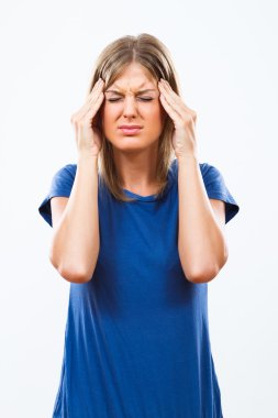 Genç kadın baş ağrısı geçiriyor