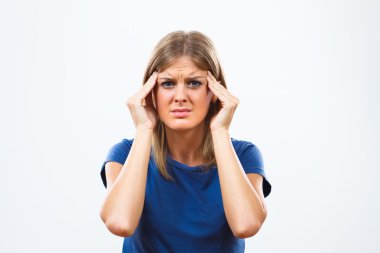 Genç kadın baş ağrısı geçiriyor