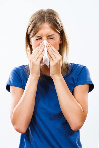 A jovem está com gripe. — Fotografia de Stock