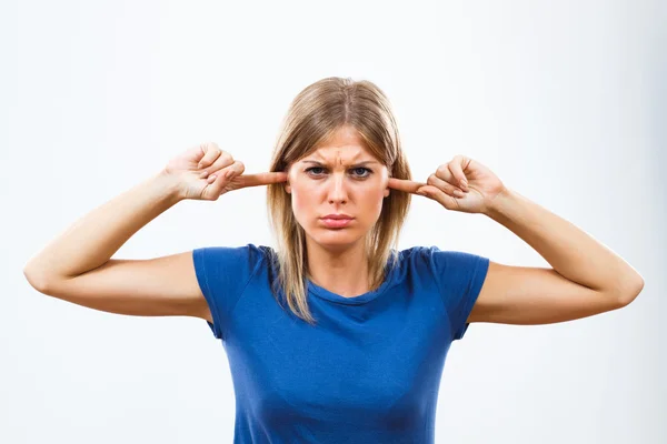 Jonge vrouw sluiten oren — Stockfoto