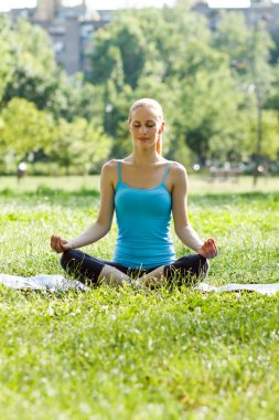 Kadın parkta çalışma dışarı