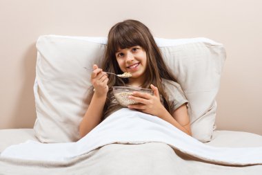 kız yatakta kahvaltı