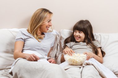 Anne ve kızı tv izleme