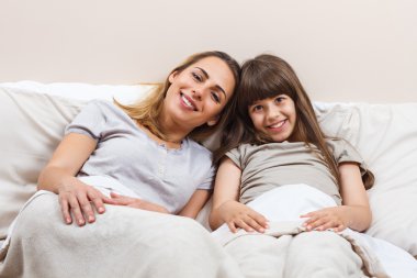 Anne ve kızı yataktalar.