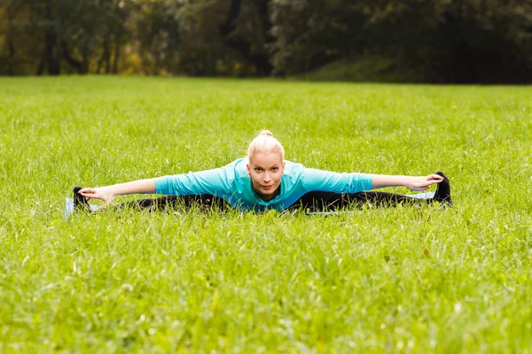 Donna che pratica yoga nel parco — Foto Stock