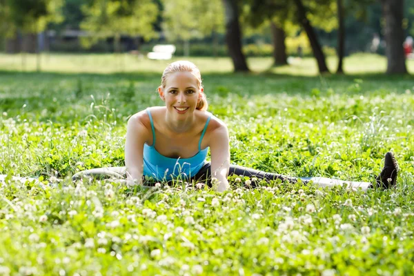 Kvinnan gör fitness i park — Stockfoto