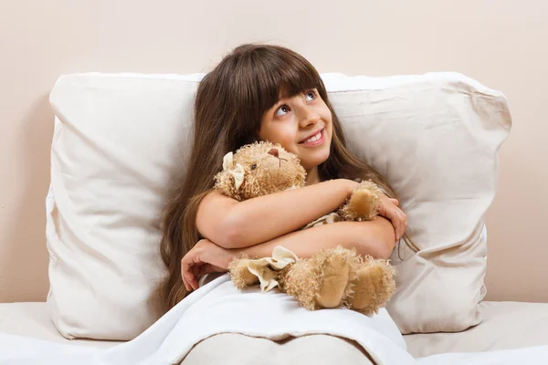 Meisje in bed met bear speelgoed — Stockfoto