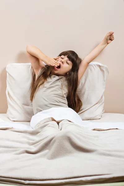 Menina acordando na cama — Fotografia de Stock