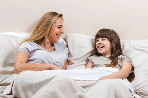 Mor och dotter i säng — Stockfoto