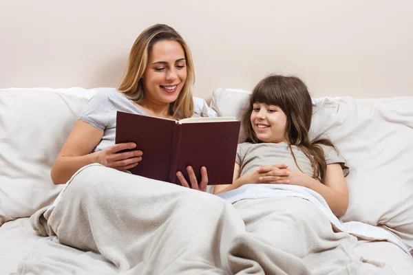 Μητέρα και κόρη διαβάζουν το βιβλίο — Φωτογραφία Αρχείου