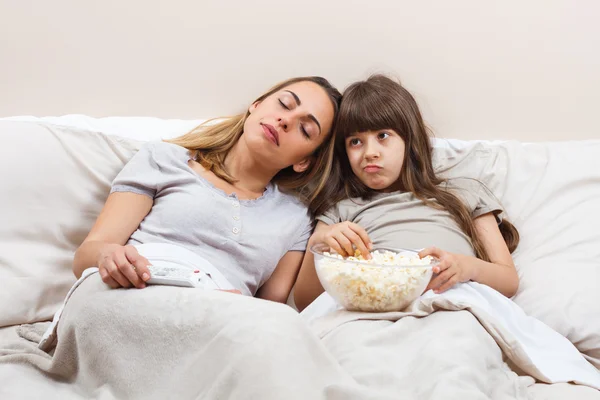 Madre e figlia guardando la TV — Foto Stock