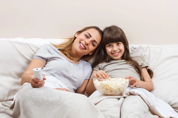 Mutter und Tochter vor dem Fernseher — Stockfoto