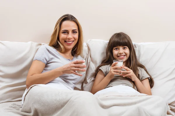 Madre e hija bebiendo leche — Foto de Stock