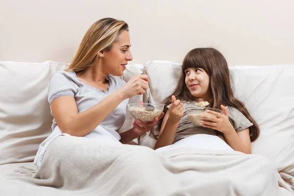 Mutter und Tochter frühstücken — Stockfoto