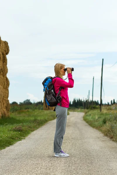 Jonge vrouw wandelen — Stockfoto