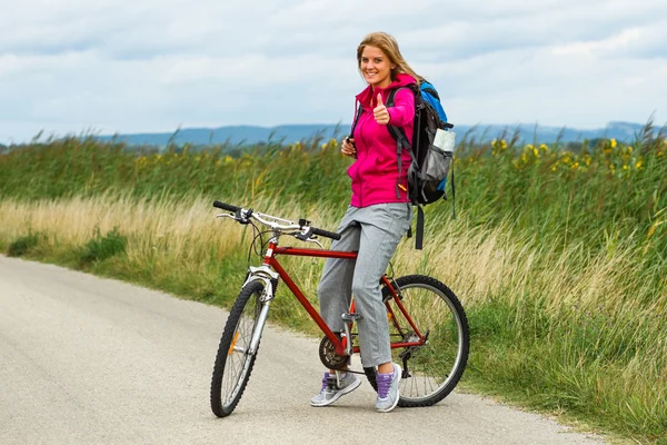 Young woman riding bicycle — Stock Photo, Image