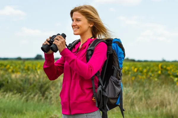 若い女性のハイキング — ストック写真