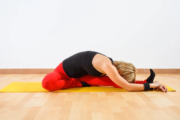 Mujer practicando yoga — Foto de Stock