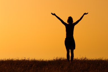 doğada mutlu bir kadın