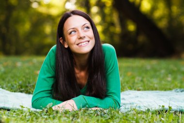 Park 'taki genç kadın.