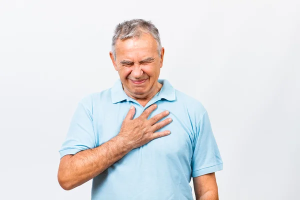 Ανώτερος άνθρωπος, έχοντας τον πόνο στο στήθος — Φωτογραφία Αρχείου
