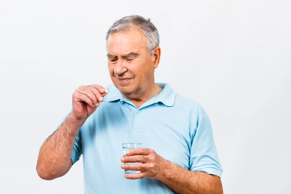 Idősebb ember vesz tabletta — Stock Fotó