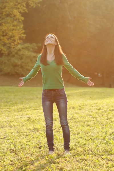 Mooie jonge vrouw in het park — Stockfoto