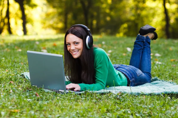 Mujer en el parque usando ordenador portátil — Foto de Stock