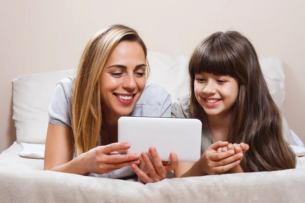 Мать и дочь с помощью цифрового планшета — стоковое фото
