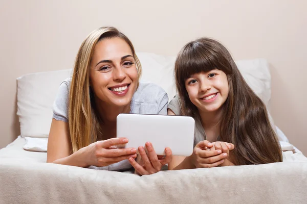 Moeder en dochter met behulp van digitale Tablet PC — Stockfoto