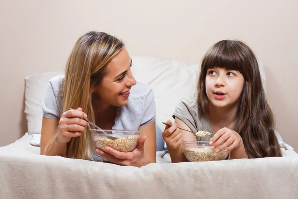 Madre e figlia mangiare colazione — Foto Stock