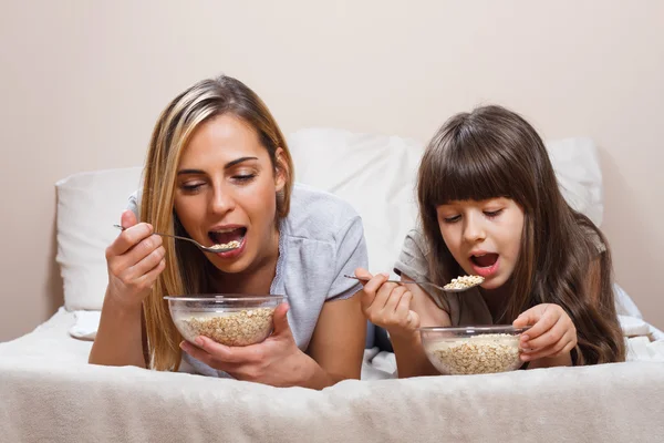 Mãe e filha tomando café da manhã — Fotografia de Stock