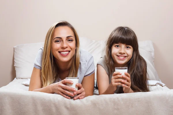 Mor och dotter dricka mjölk — Stockfoto