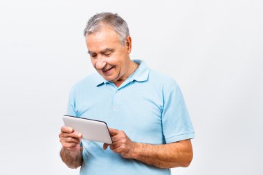 Dijital tablet kullanan kıdemli adam