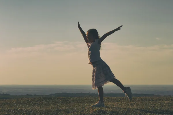 Niña en la naturaleza — Foto de Stock