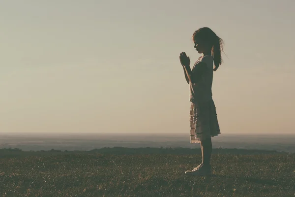 Petite fille priant dans la nature — Photo