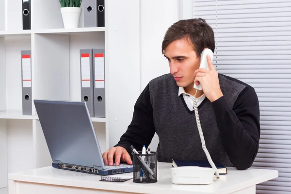 Jungunternehmer arbeitet im Büro — Stockfoto