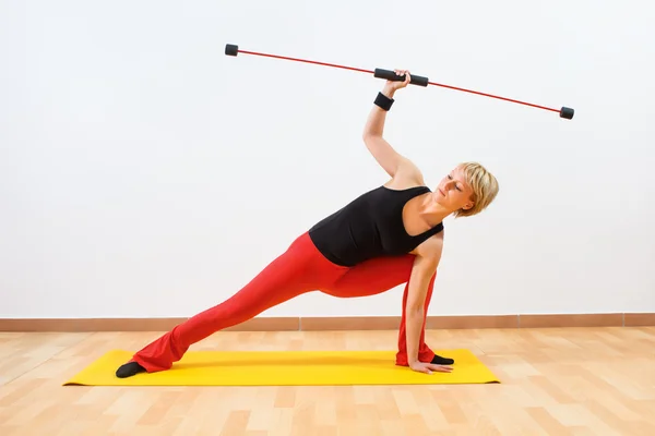 Woman doing exercises in gym — Stock Photo, Image