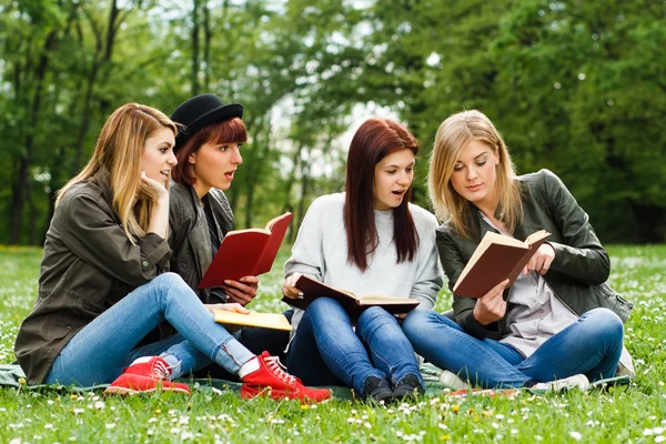 Mädchen im Park lesen Bücher — Stockfoto